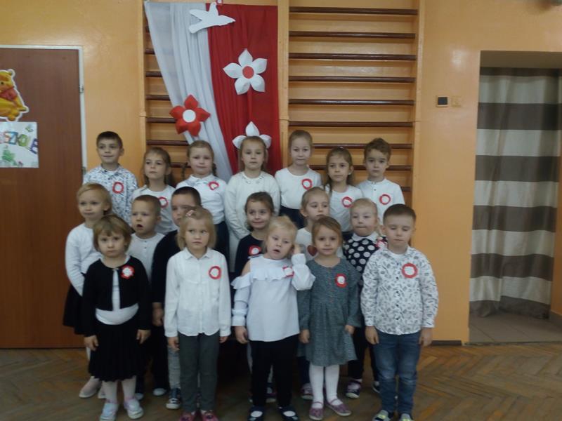 Stojące dzieci w trakcie uroczystości niepodległosciowej