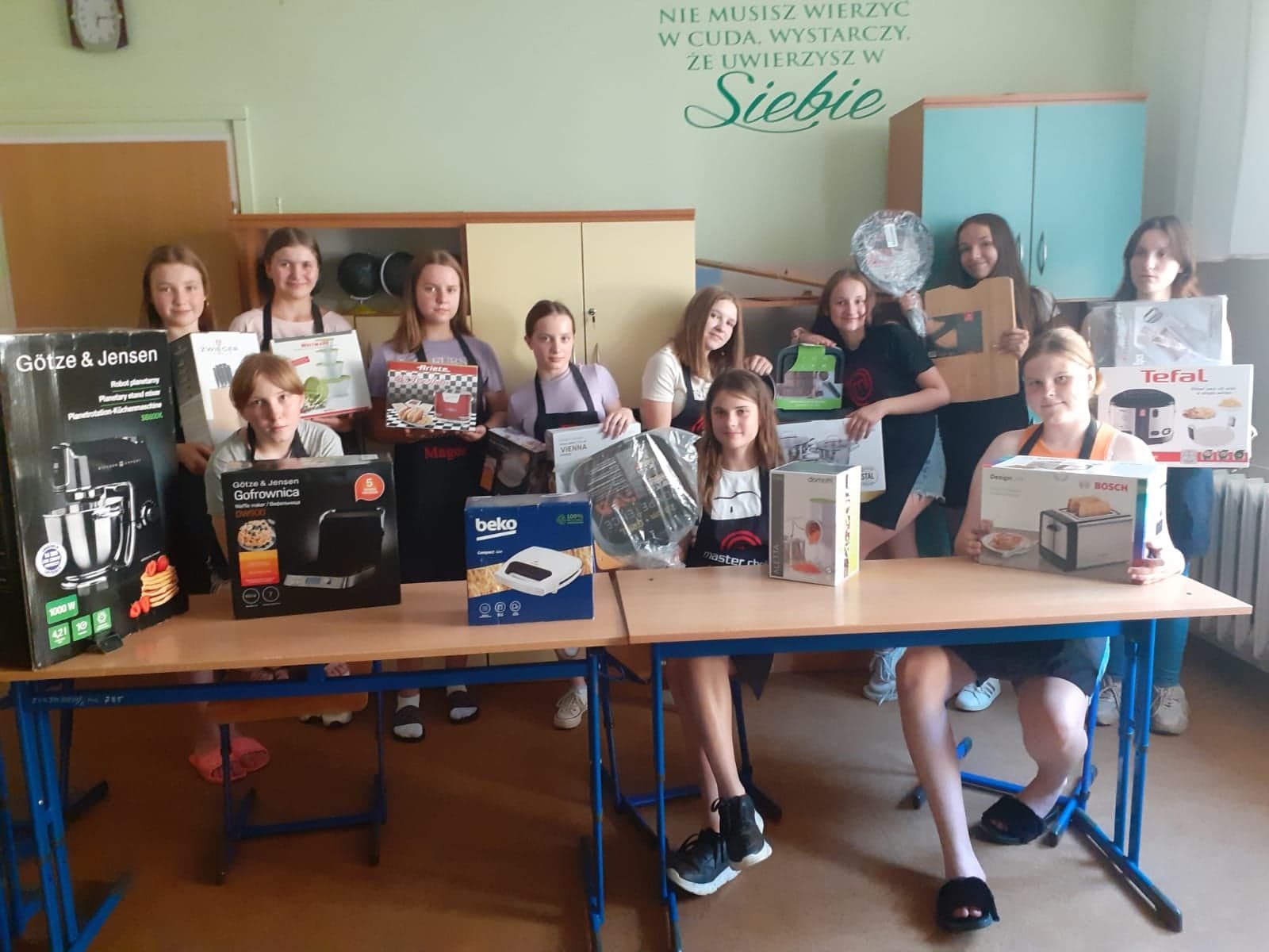 dzieci z urządzeniami AGD