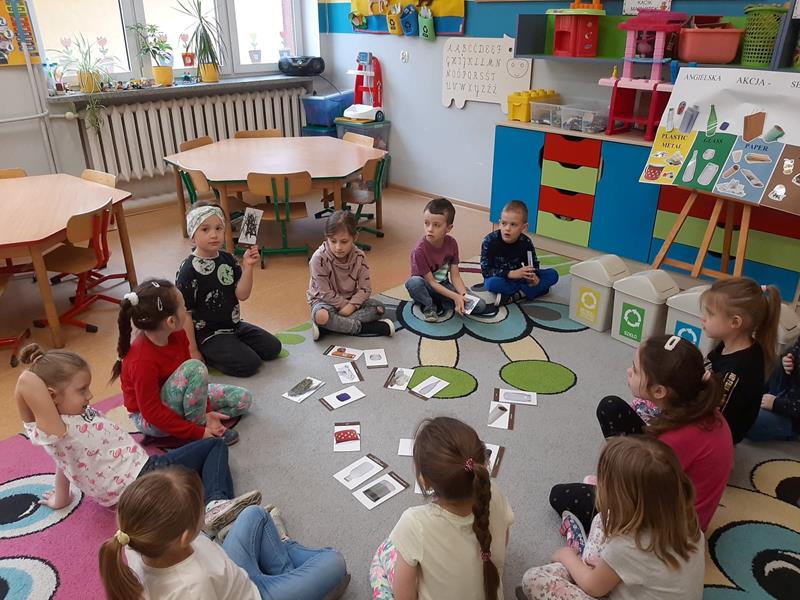 dzieci bawią się w EKO