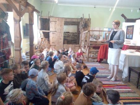 Dzieci słuchają pani z muzeum