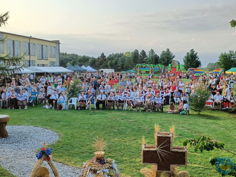Goście podczas występów zespołów ludowych
