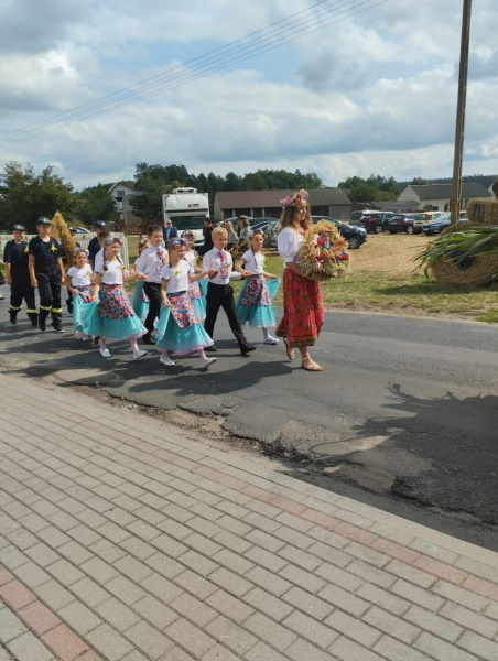 Dzieci w pochodzie dożynkowym