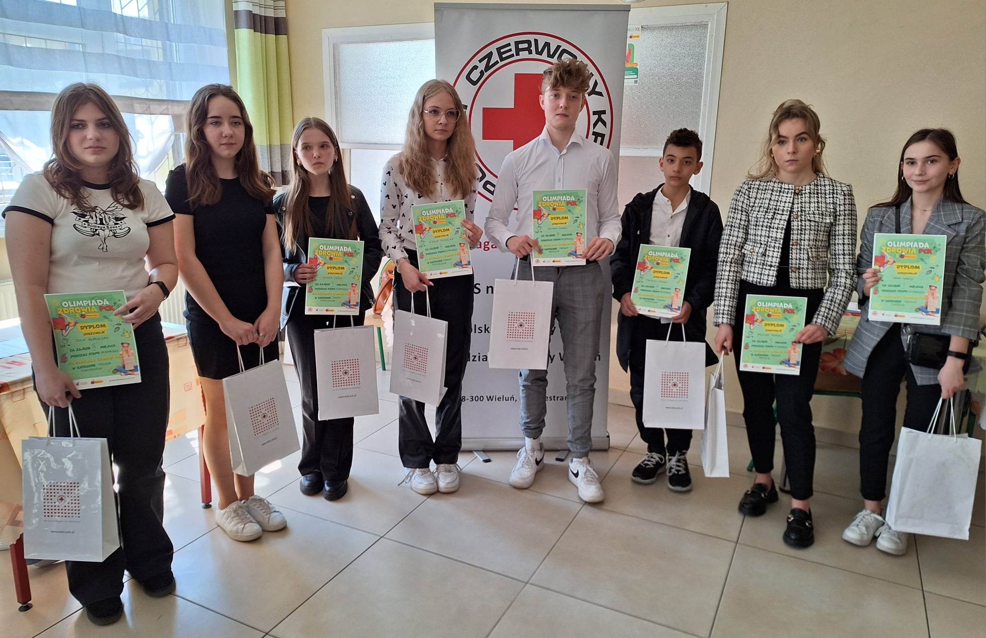 dzieci nagrodzone konkursem PCK