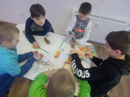 dzieci eksperymentują