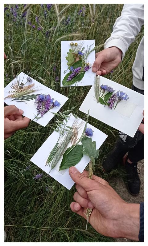 dzieci pokazują swoje prace
