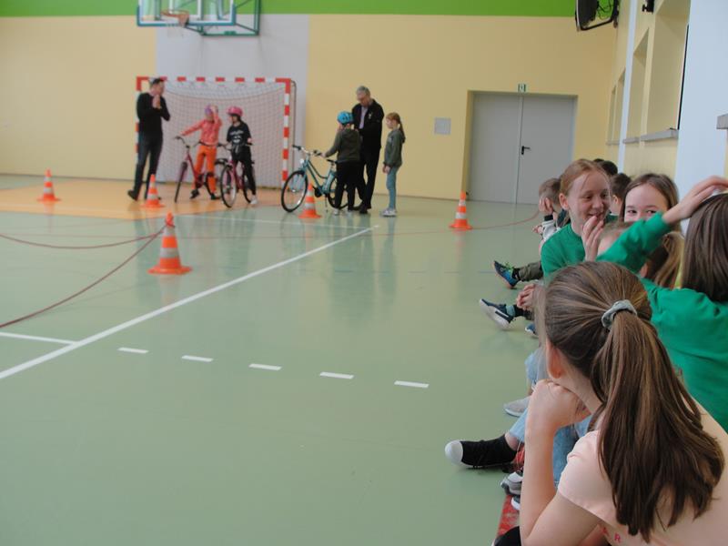 Dzieci zakładaja kaski i ruszają w drogę