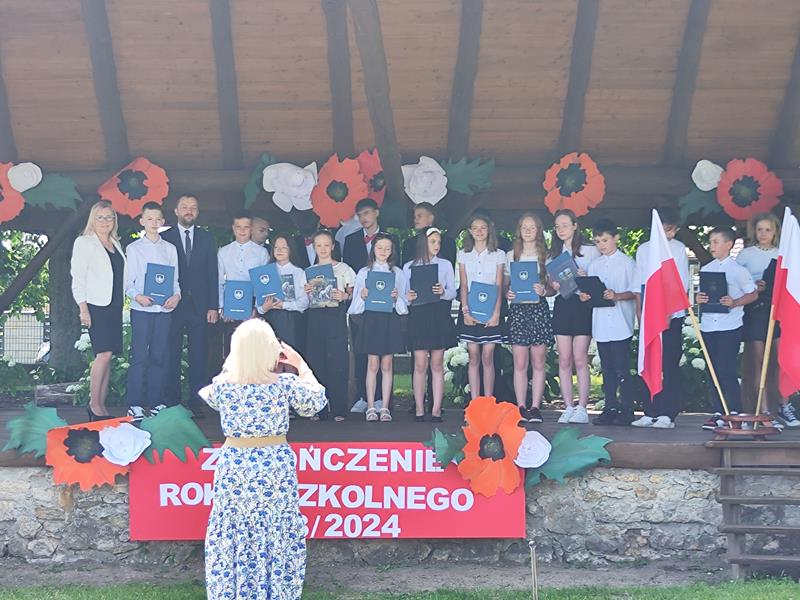 Grupa uczniów z nagrodami