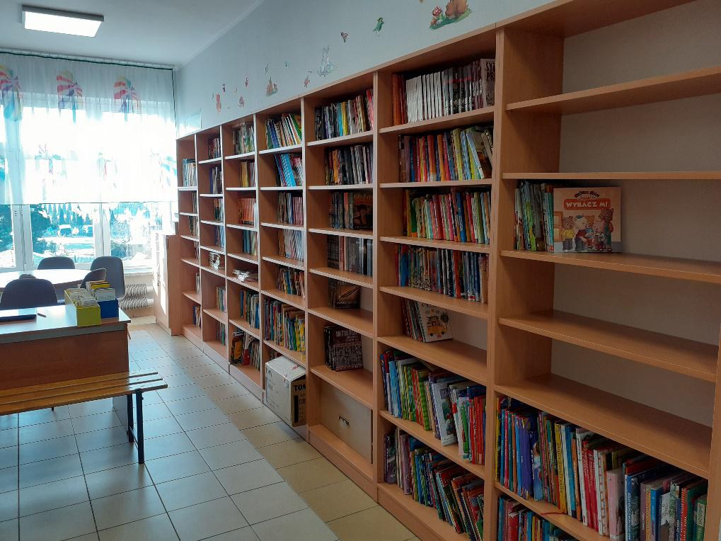 Nowe regały w bibliotece