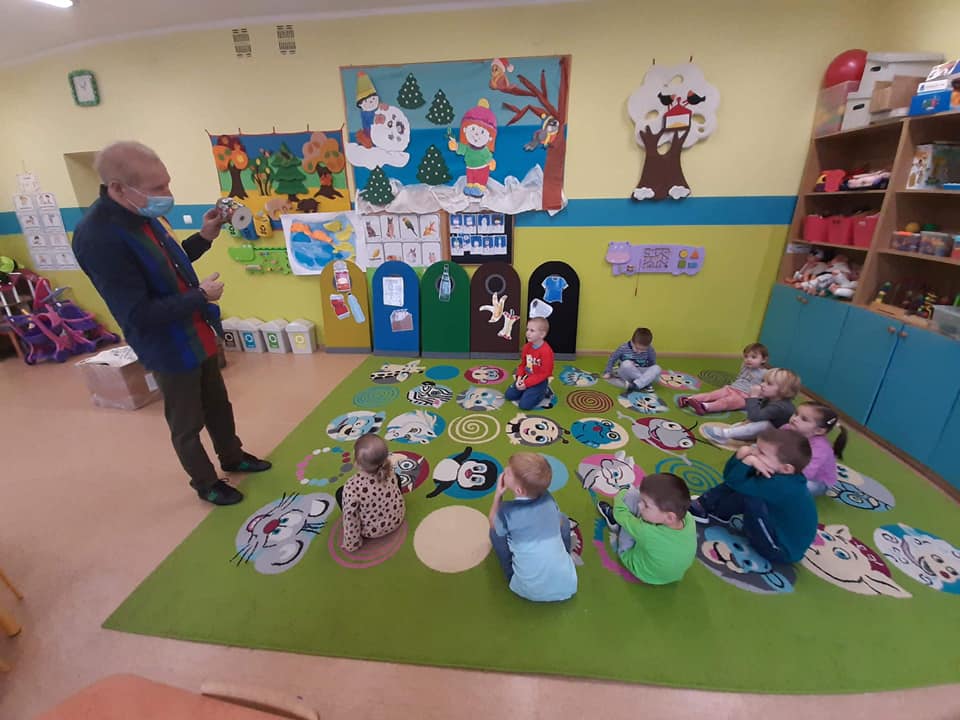 Prowadzący pokazuje przedmioty z recyklingu