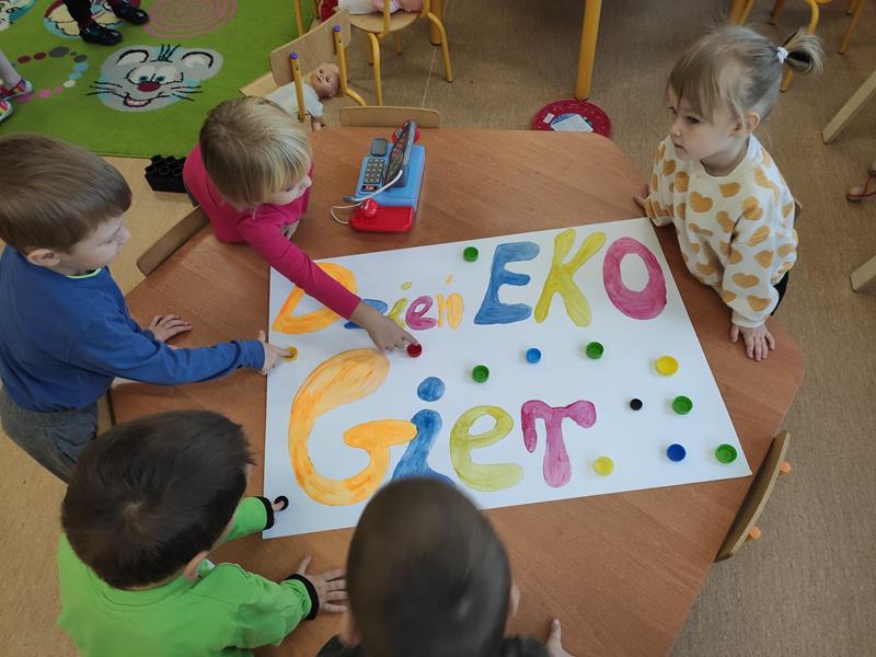 Dzieci grają w grę przy stoliku