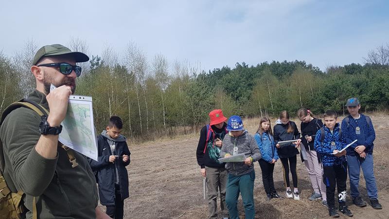 Instruktor pokazuje mapę