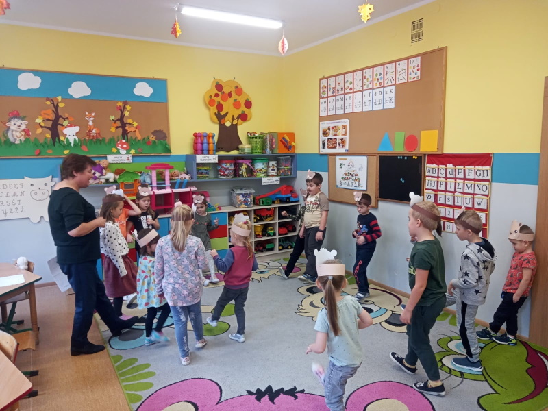 dzeci bawią się
