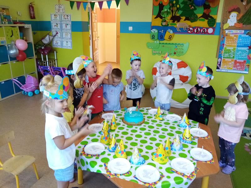 dzieci bawią się wspólnie