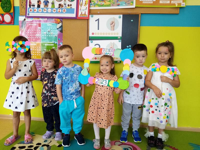 Dzieci pozują do wspólnego zdjęcia