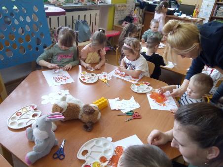 dzieci malują z mamami