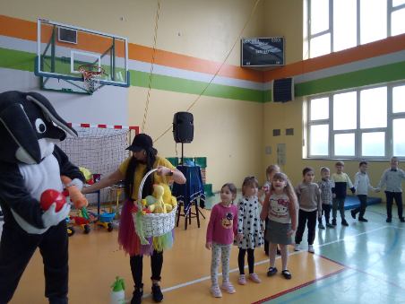 dzieci bawią się z zajączkiem