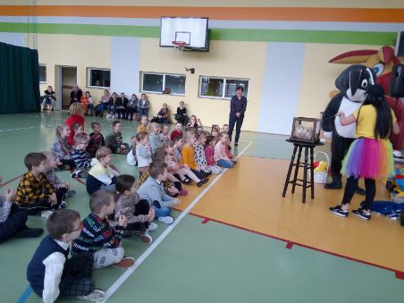 Dzieci bawią się z zajączkiem