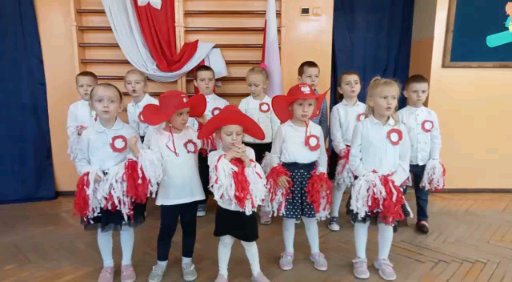 dzieci w strojach biało-czerwonych
