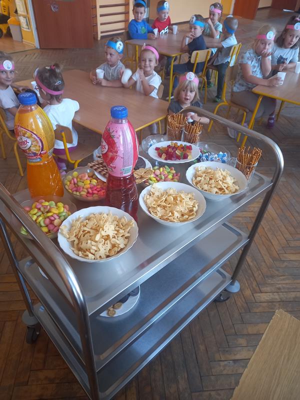 Przygotowany poczęstunek dla dzieci