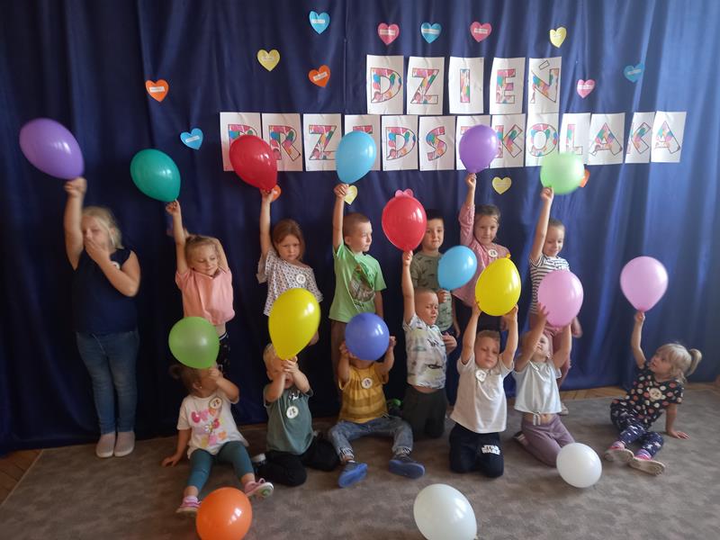 dzieci z balonami