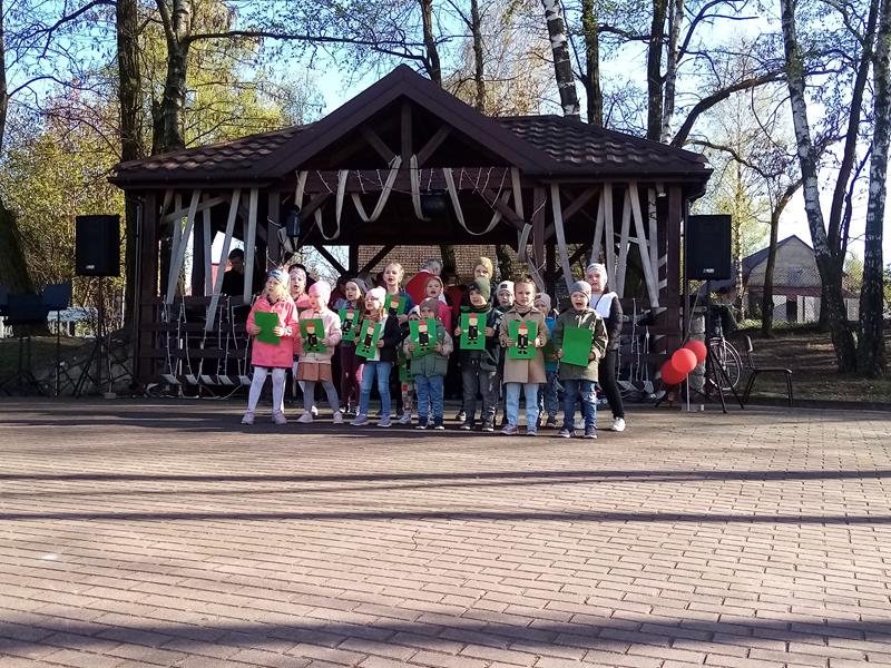 Dzieci na występie dla strażaków