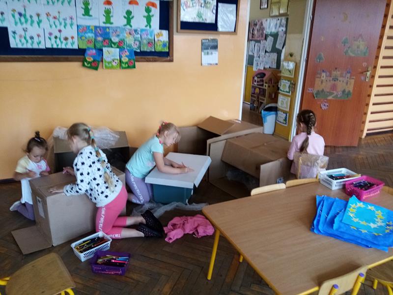 Dzieci oglądają nowe zabawki