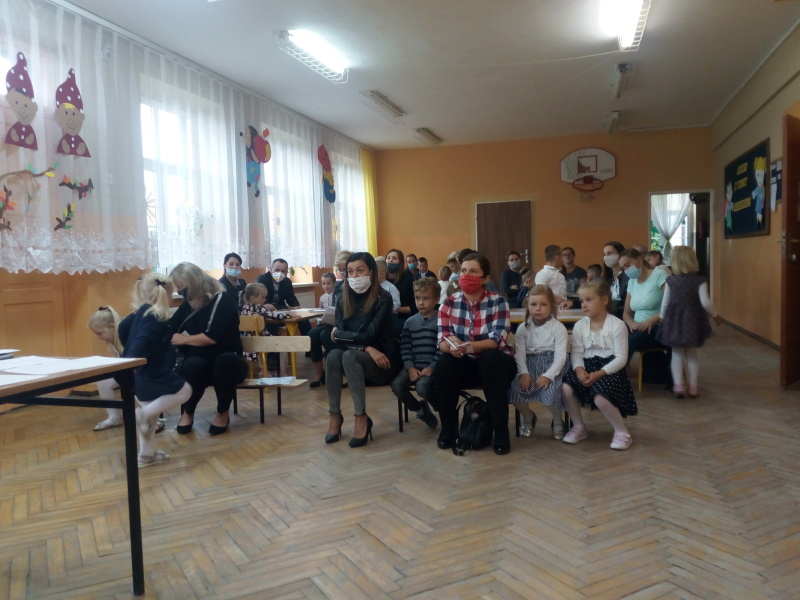 widok rodziców na spotkaniu w przedszkolu
