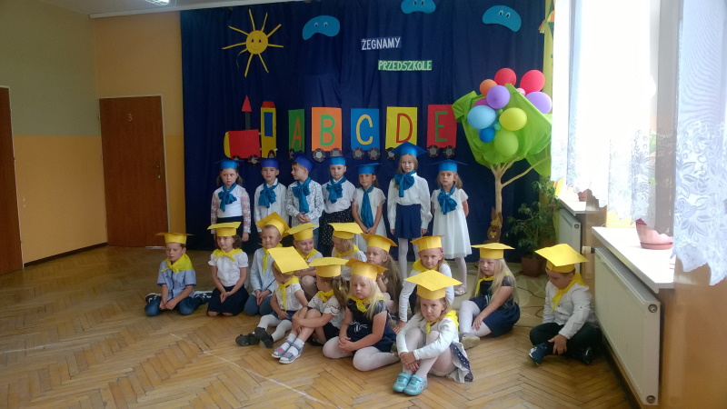 Dzieci żegnają rok szkolny w przeszkolu
