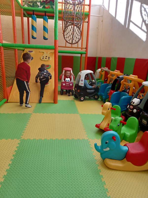 dzieci bawiące się na sali zabaw