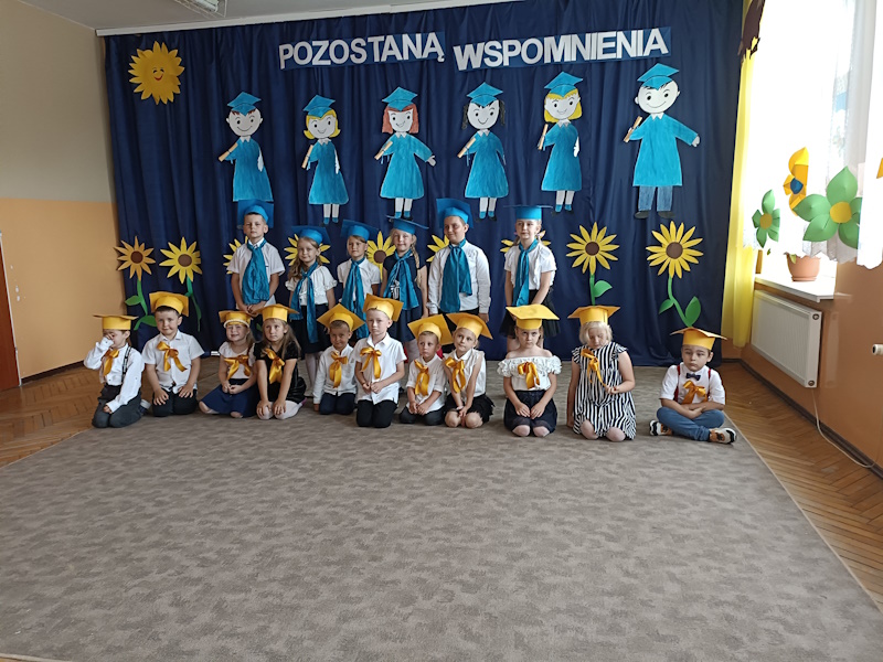 Dzieci pozują do wspólnego zdjęcia
