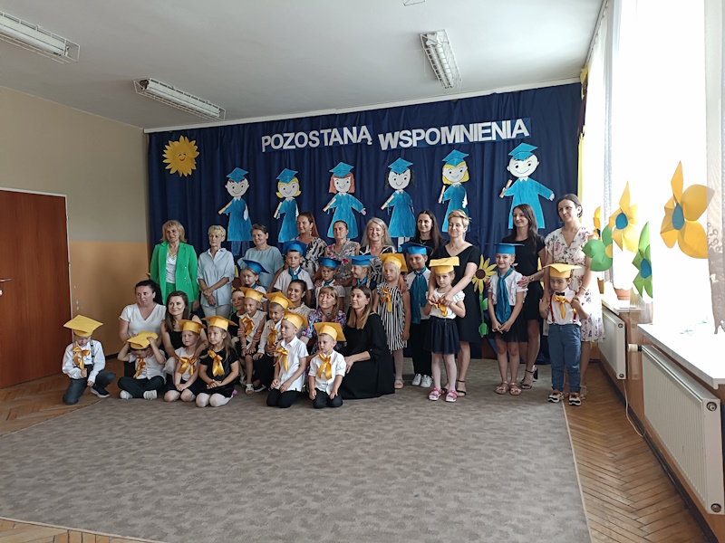 Dzieci pozują do wspólnego zdjęcia
