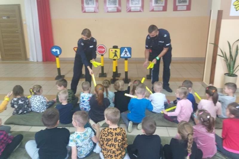 Policja tłumaczy zasady poruszania się